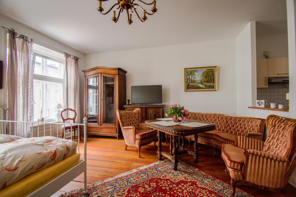 Cafe 28 & Pension Am Markt Висмар Экстерьер фото