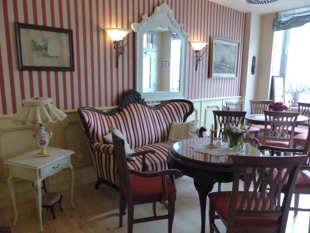 Cafe 28 & Pension Am Markt Висмар Экстерьер фото